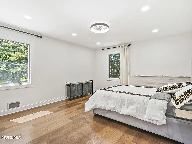 16 Phyllis Pl — Photo 24