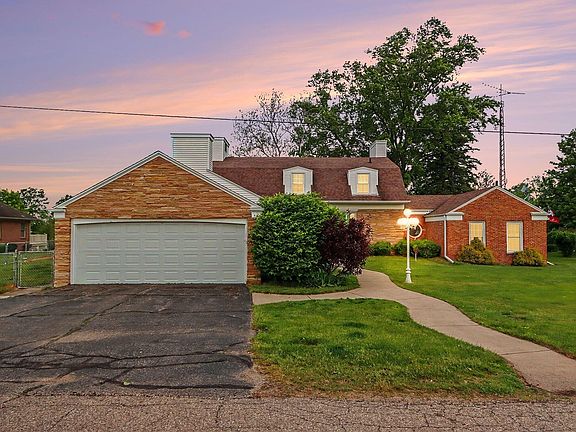 2nd image of 140 Meadowwood Ct
