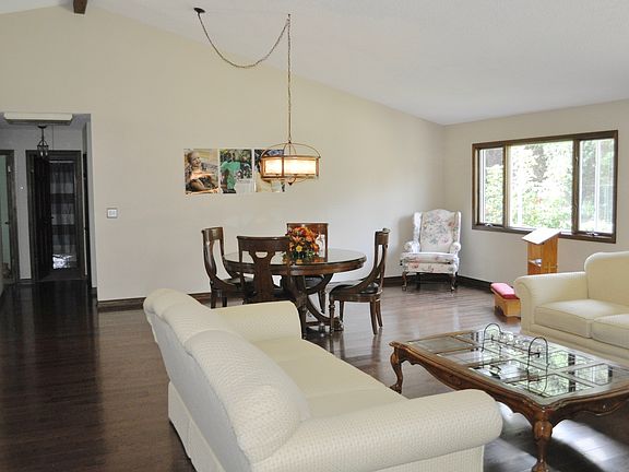 2nd image of 636 N Carlyle Ln