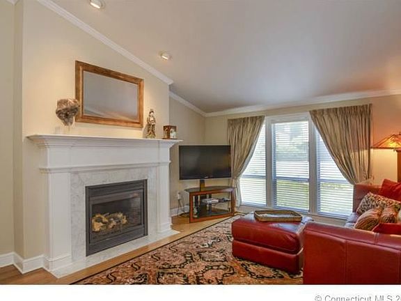 5th image of 43 Applewood Ln