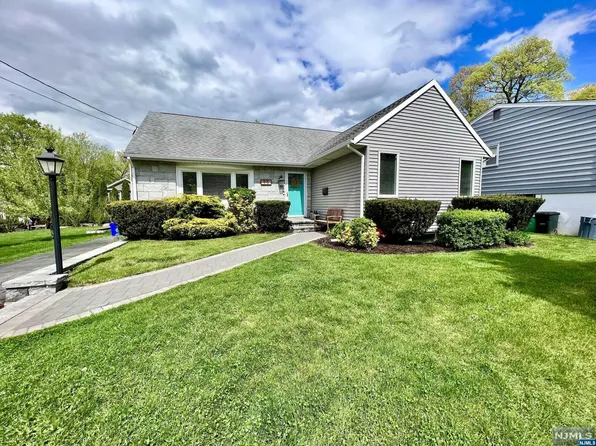 95 McNomee St, Oakland, NJ 07436