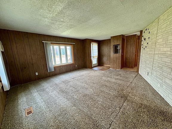 5th image of 502 3rd St NE