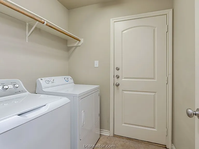 2020 Turning Leaf Dr — Photo 15