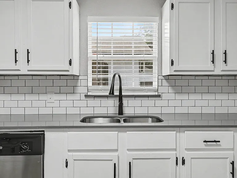 537 SW 46th St — Photo 14