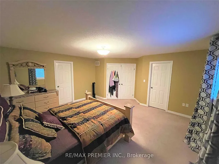 88 Sundance Cres — Photo 14