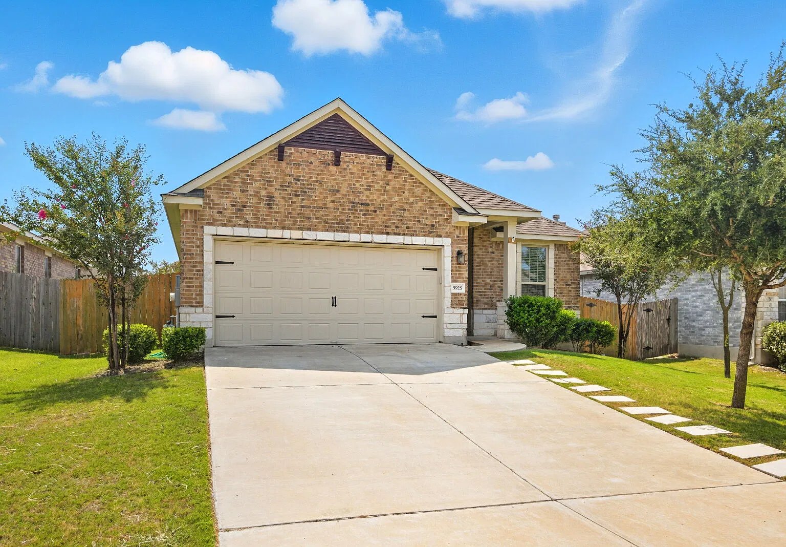 3 bed, 2.0 bath, 1817 sqft, $2,150 — Photo 3