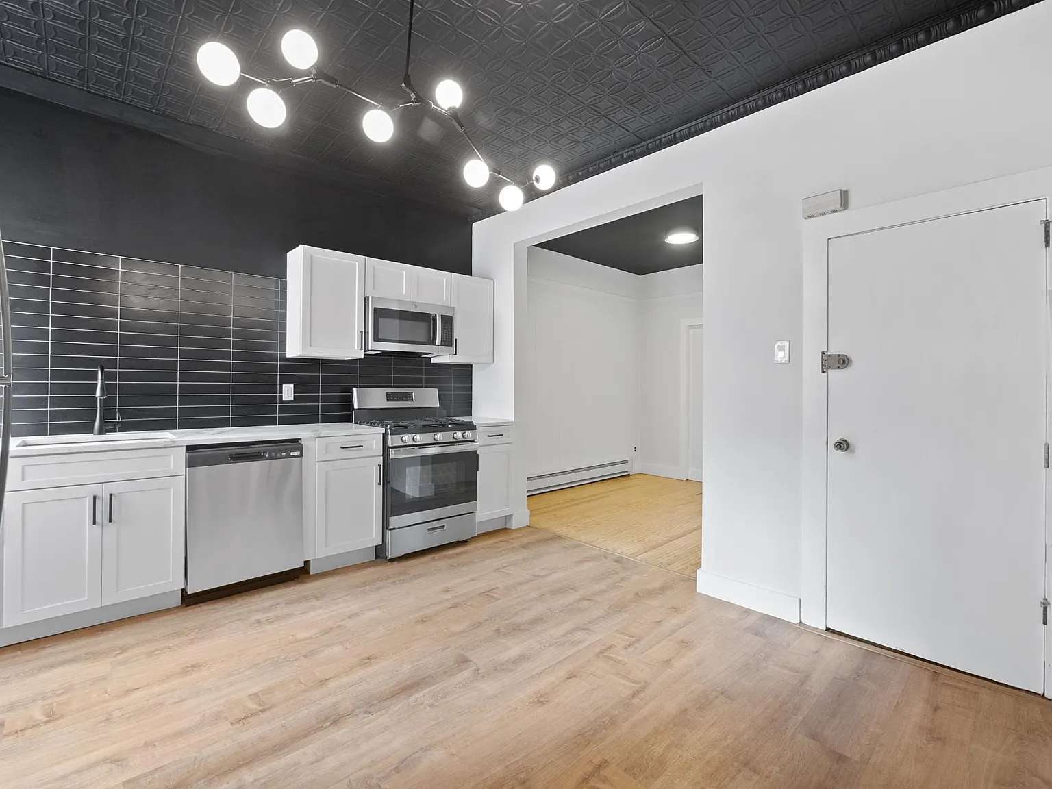 2 bed, 800 sqft, $2,400 — Photo 3