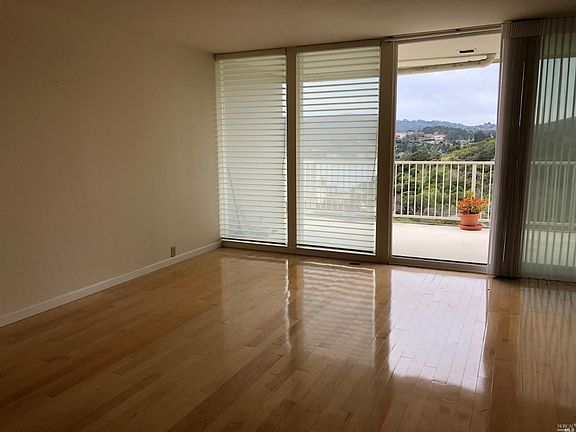 3rd image of 6 Janet Way