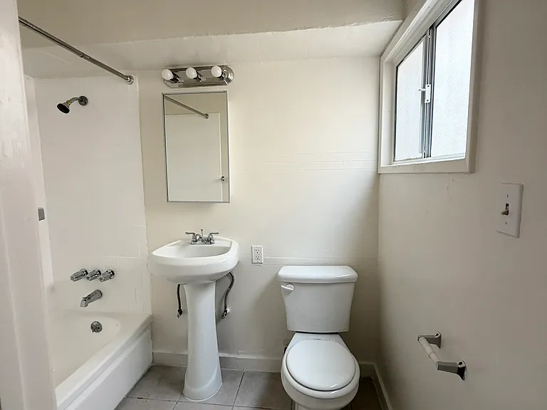 7032 Hawthorn Ave #4 — Photo 8