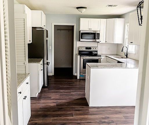 4th image of 1200 Charnwood Dr