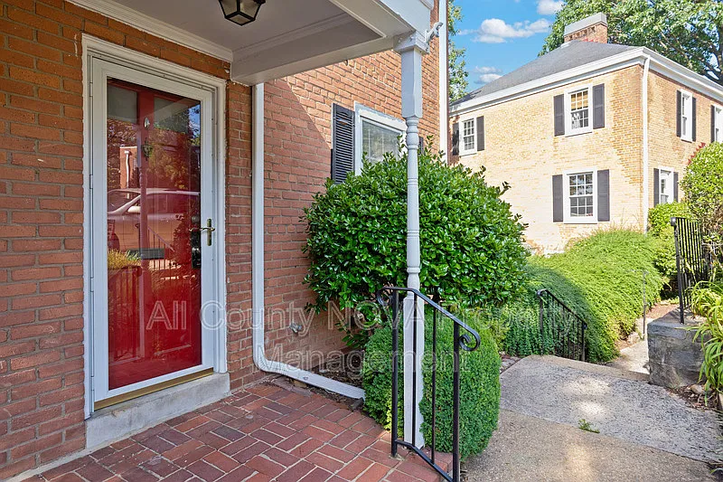 2 bed, 1.0 bath, 922 sqft, $2,400 — Photo 2