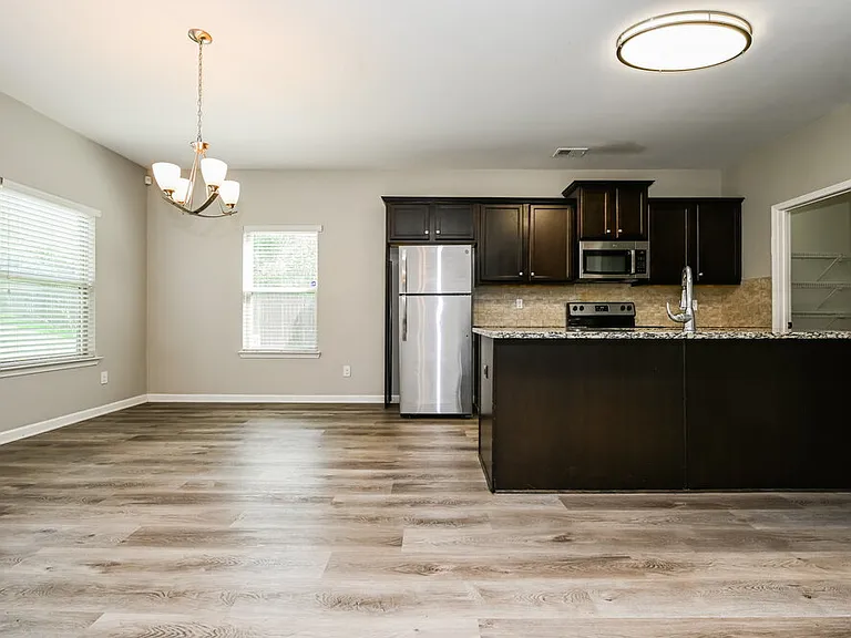 221 Magnaview Dr — Photo 5