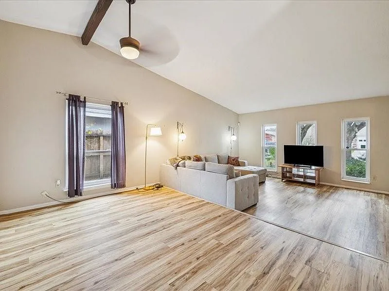 4 bed, 2.5 bath, 2211 sqft, $2,300 — Photo 4