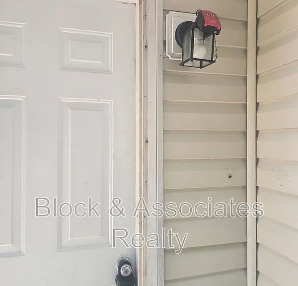2612 Ernest St — Photo 2