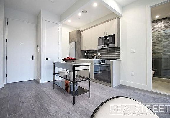 3rd image of 697 De Kalb Ave #4F