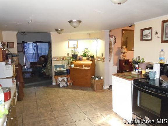 5th image of 207 W Adams St