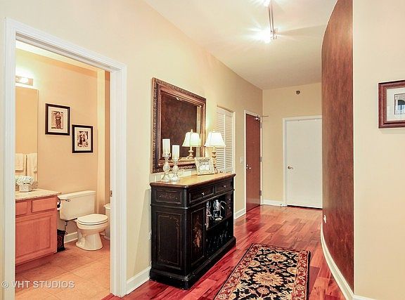 4th image of 1322 S Prairie Ave Unit 402