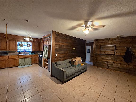 2nd image of 907 4th St
