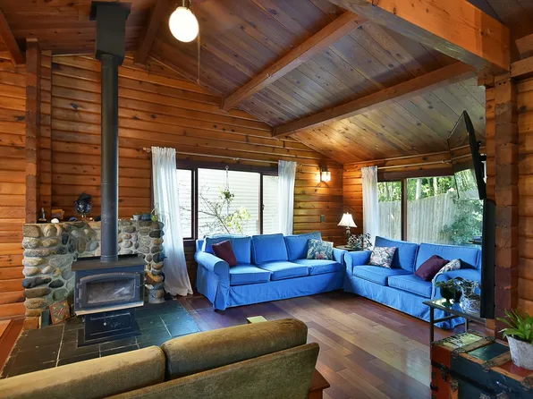 611 Gower Point Rd, Gibsons, BC V0N 1V8