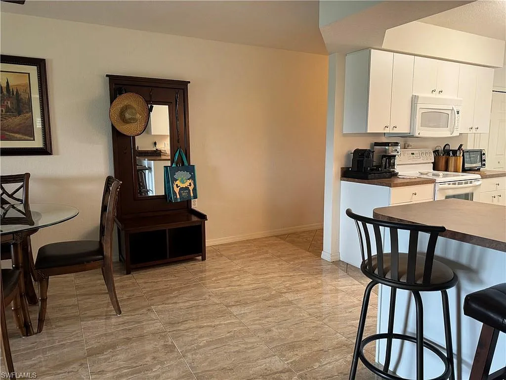 2 bed, 2.0 bath, 1216 sqft, $3,600 — Photo 4