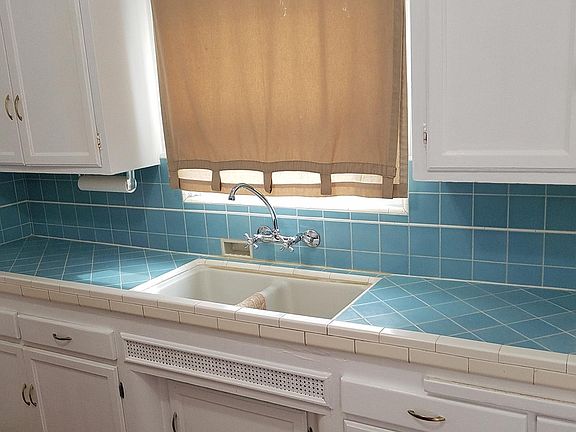 3rd image of 3337 N Park Way
