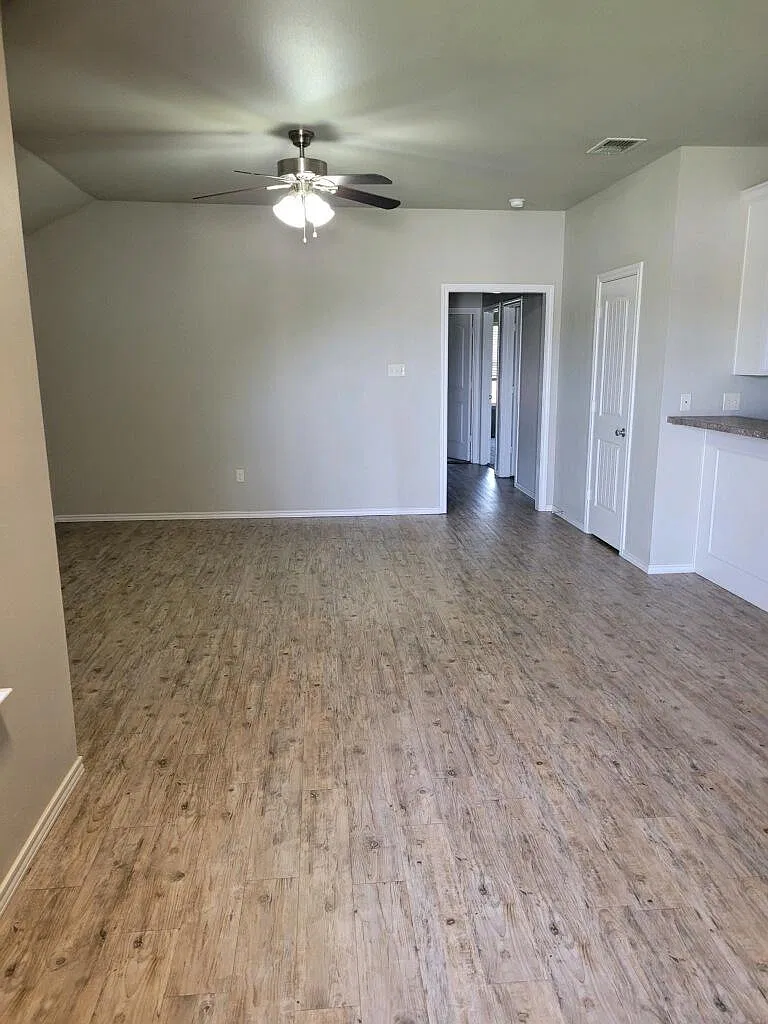 3 bed, 1445 sqft, $1,400 — Photo 2