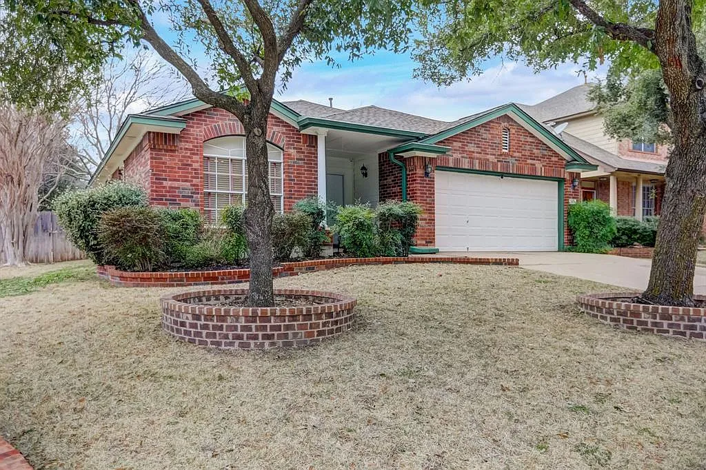 3 bed, 2.0 bath, 1465 sqft, $2,100 — Photo 1