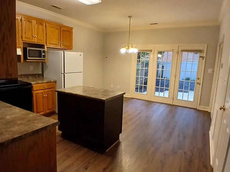 137 Sharon Dr NE — Photo 3