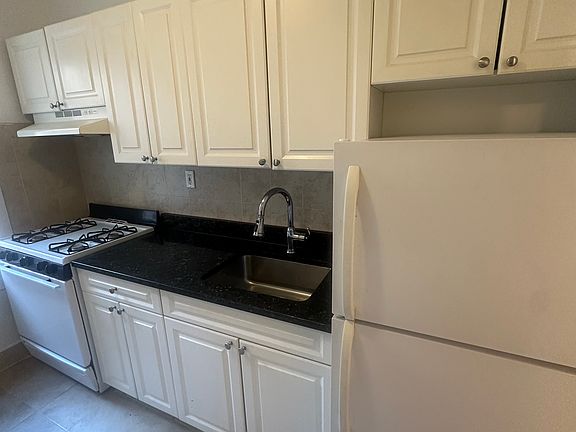 4th image of 913 McLean Ave #F1