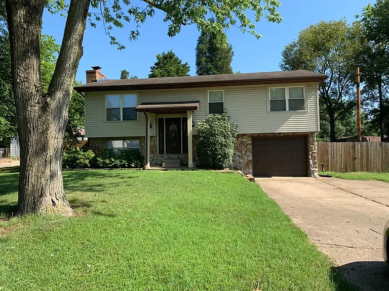 7366 Oakdale Dr — Photo 1