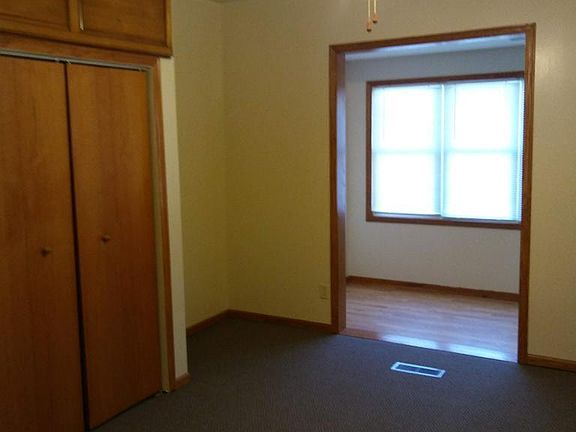 5th image of 910 Charles Ave