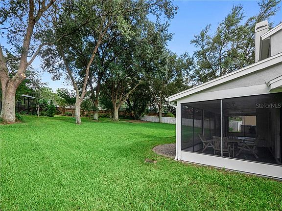 4th image of 1110 Hawthorne Cove Dr