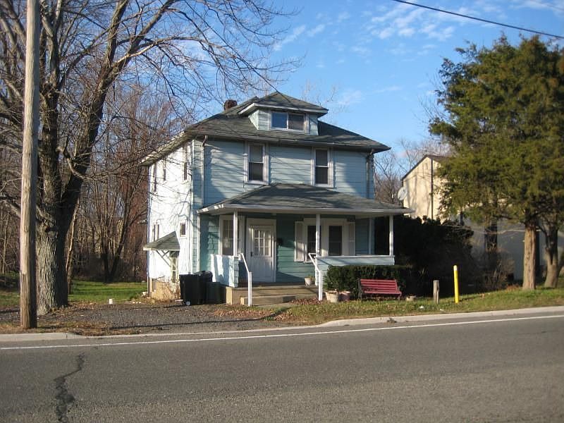2nd image of 140 Main St