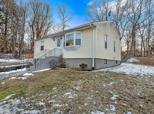 21 S Bartlett Rd, Quaker Hill, CT 06375