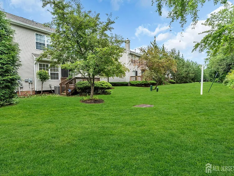 8 Edith Dr — Photo 41