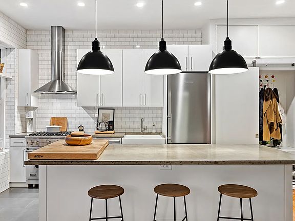 3rd image of 408 Saint Johns Pl APT 1F