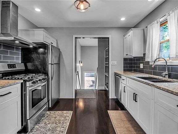 5th image of 3285 Woodlawn Ave