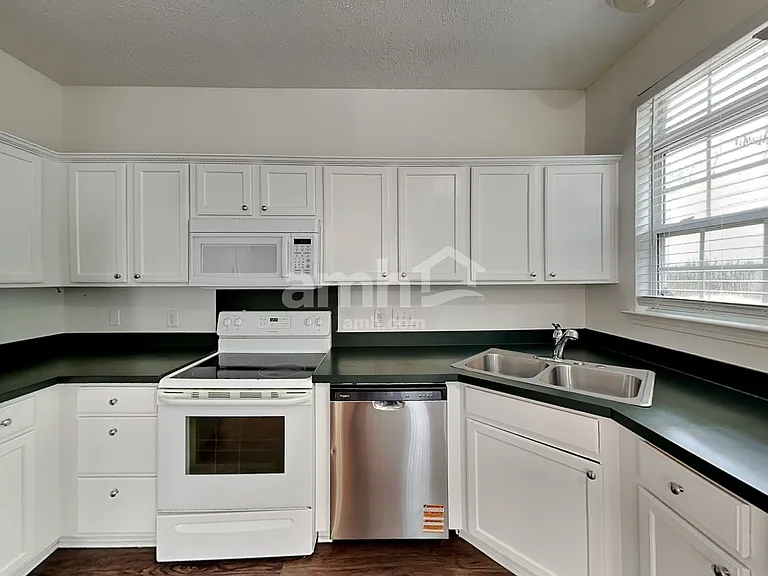 1106 Kerry Greens Dr — Photo 3