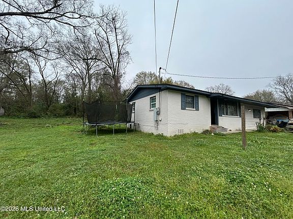 3rd image of 605 E Chickasaw St