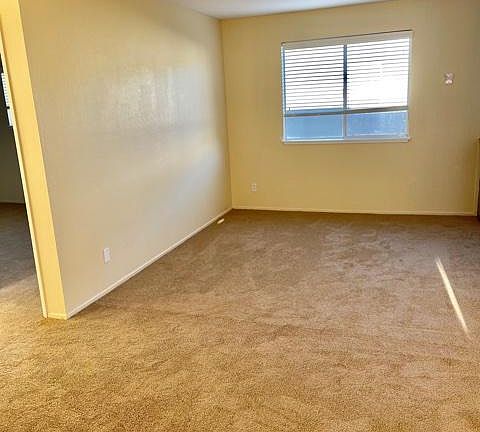 4th image of 472 Lincoln Cir APT 1