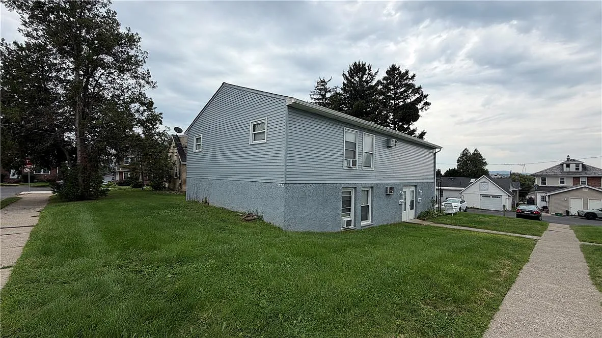 3 bed, 1.0 bath, 1500 sqft, $1,899 — Photo 2