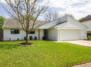 405 E Castle Harbour Dr, Friendswood, TX 77546