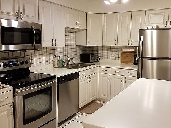 2nd image of 1330 N La Salle St #301