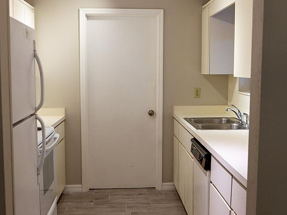 3rd image of 600 E Gilchrist Ct Unit 5