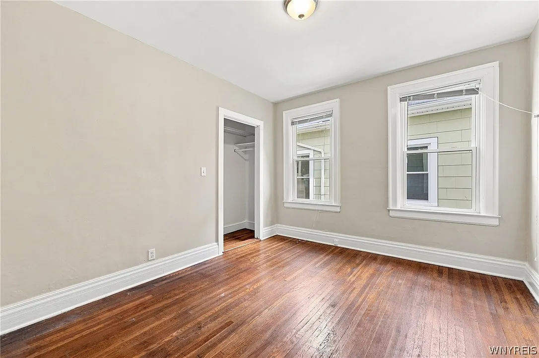 3 bed, 1.0 bath, 1900 sqft, $1,600 — Photo 3