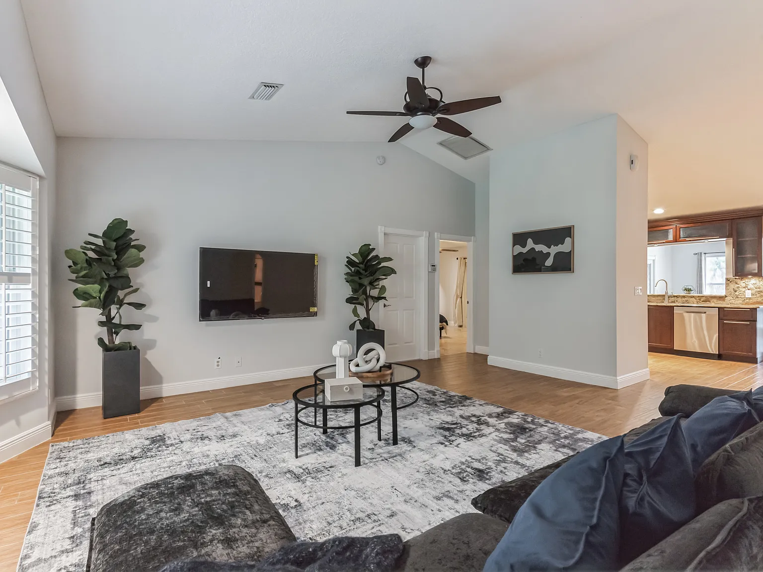 3 bed, 1823 sqft, $5,999 — Photo 4