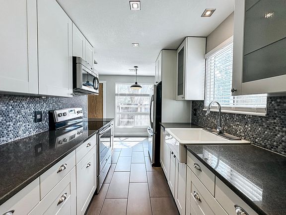 Remodeled Kitchen w/ stainless steel