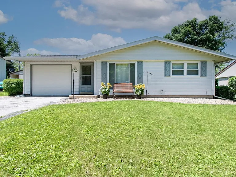 1240 Dogwood Ln — Photo 1