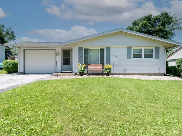 1240 Dogwood Ln, Bloomington, IL 61704