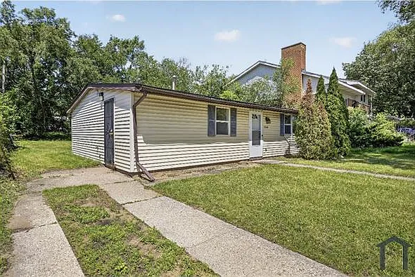 3 bed, $1,560 — Photo 2